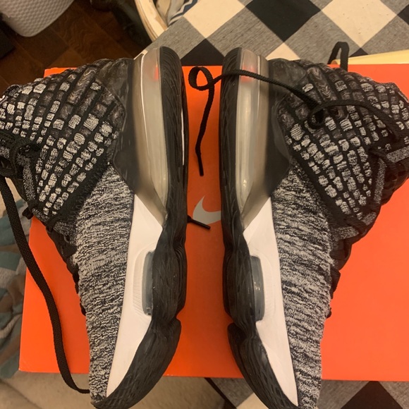 Lebron James 17 Nike basketball shoes - Picture 2 of 5